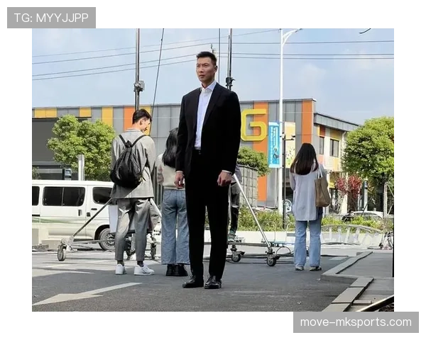 易建联今天中午连换三套衣服，感觉不是打球是拍时尚大片吧？